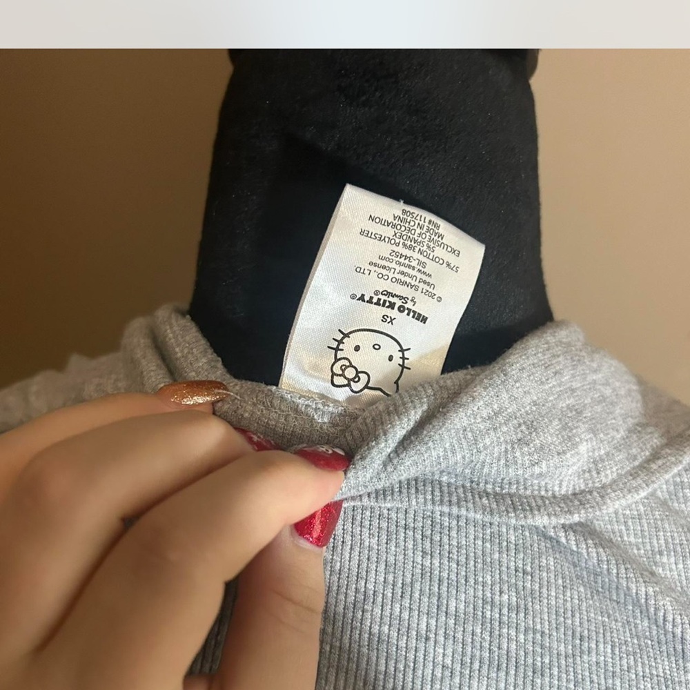 Hello Kitty Gray Ribbed Top - Picture 3 of 4